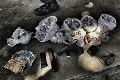 Drogas, dinheiro e arma são apreendidos em ação da PM em Meriti