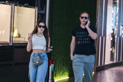 Jade Picon passeia em shopping do Rio e tira o tênis para almoçar