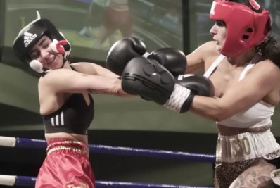 Estrela de reality show estreia como lutadora de boxe usando fio dental