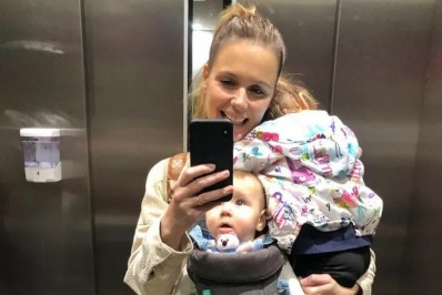 Graziella Schmitt mostra que carrega as duas filhas ao mesmo tempo: 'Minha academia diária'