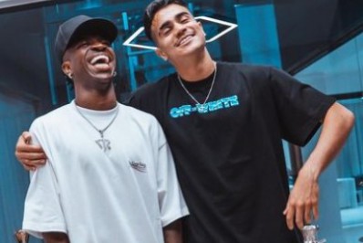 Retornando ao Real Madrid, Reinier publica foto com Vinicius Júnior e diz: 'Nos vemos logo'