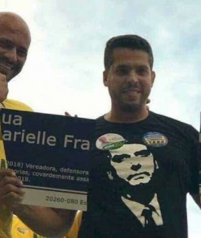 Daniel Silveira e deputado Rodrigo Amorim (PTB) posam com a placa quebrada de Marielle Franco
 - Reprodução/Redes Sociais
