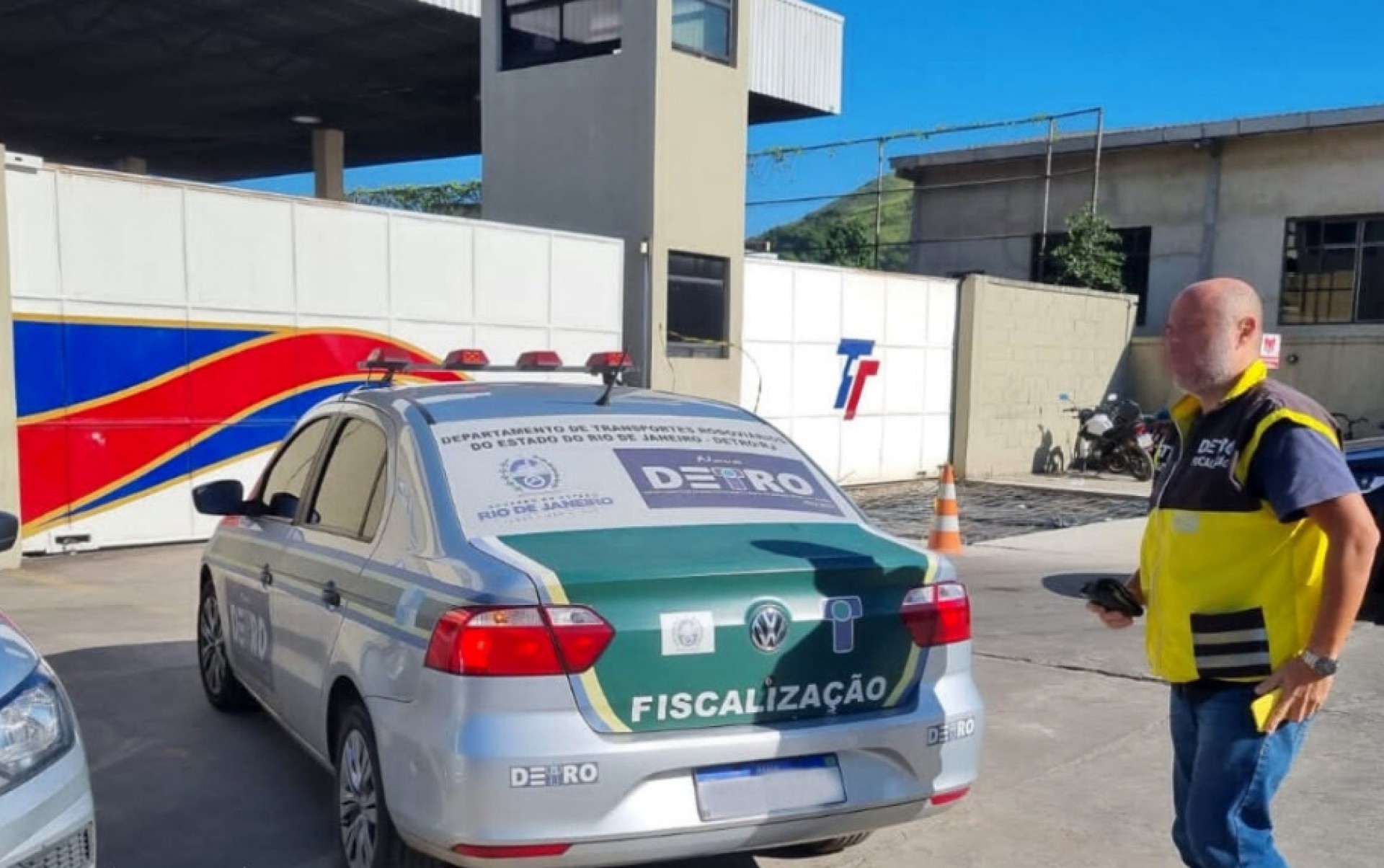 Agentes do Detro-RJ estiveram na empresa Tinguá, que também faz a linha para Barra da Tijuca,  que terá que colocar mais ônibus nas ruas  - Divulgação / Detro-RJ