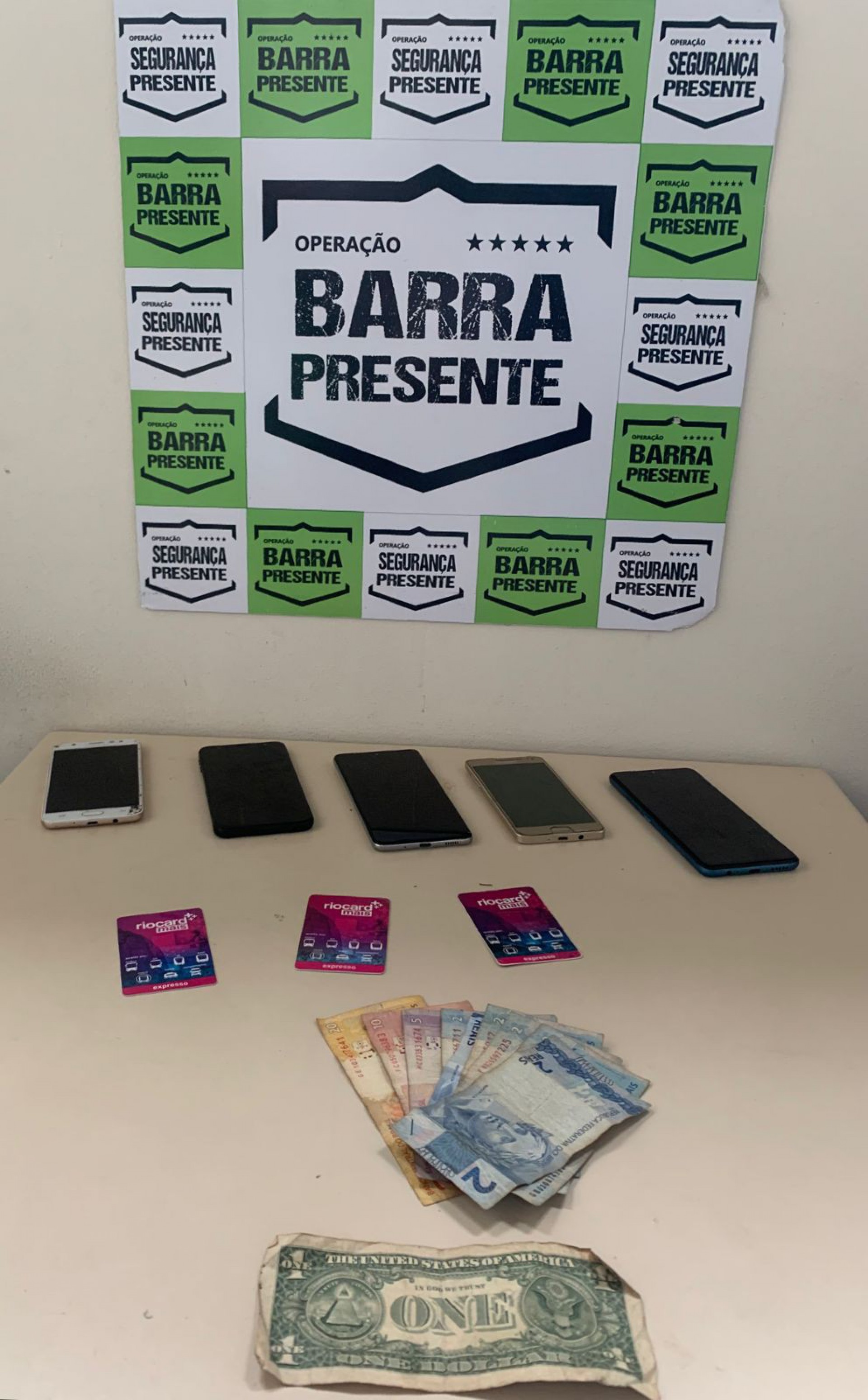 Celulares, dinheiro e cartões de passagem apreendidos na Barra da Tijuca - Divulgação