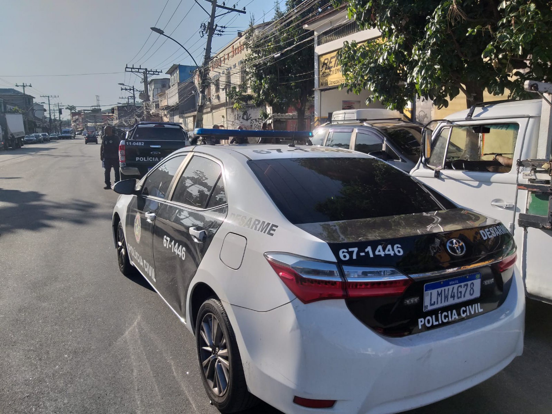Viaturas da Pol&iacute;cia Civil foram alvejadas nesta quarta-feira pr&oacute;ximo &agrave; comunidade de Manguinhos - Reginaldo Pimenta/Ag&ecirc;ncia O Dia