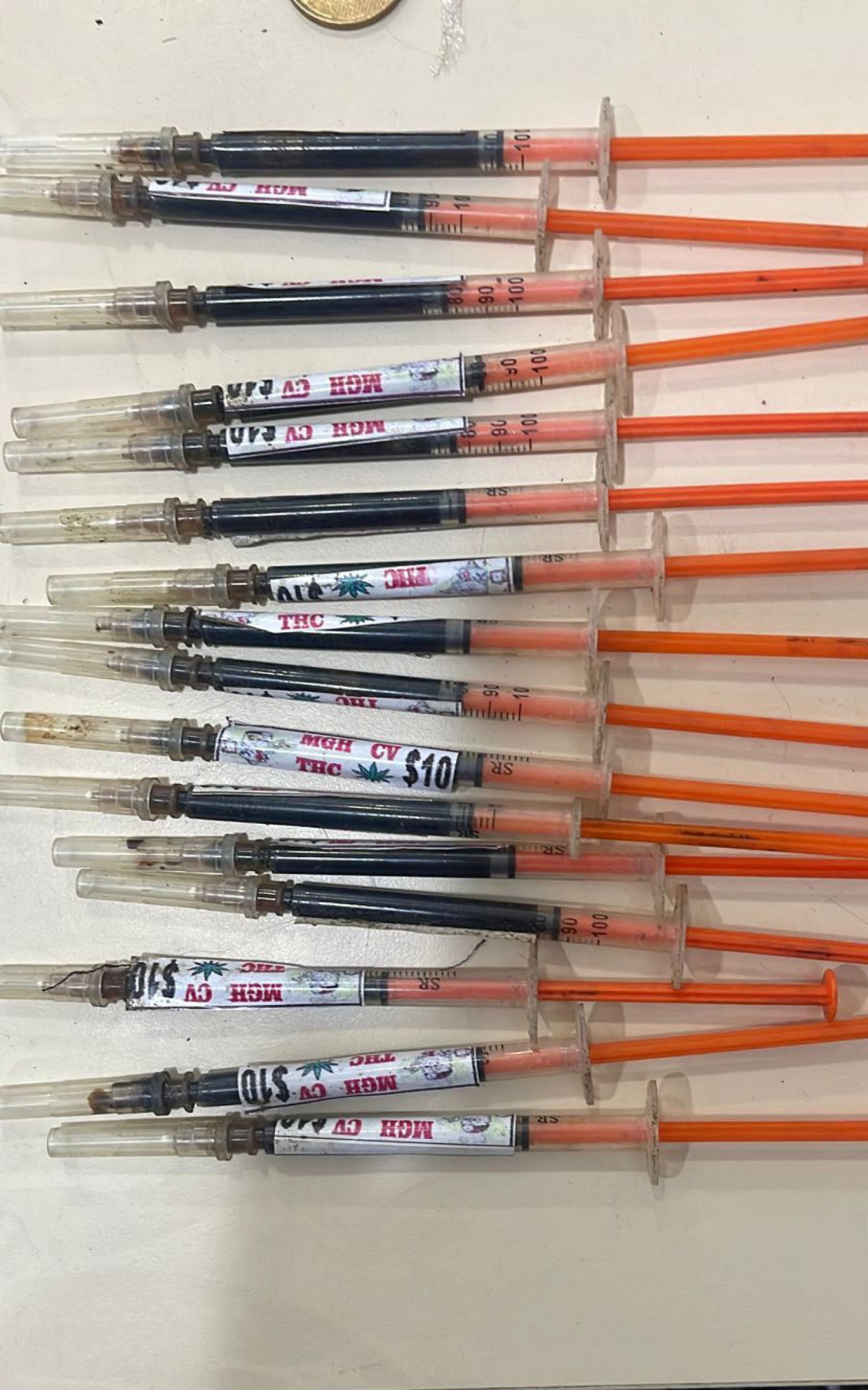 Agentes apreenderam 16 seringas com THC, um princ&iacute;pio ativo da maconha na forma l&iacute;quida