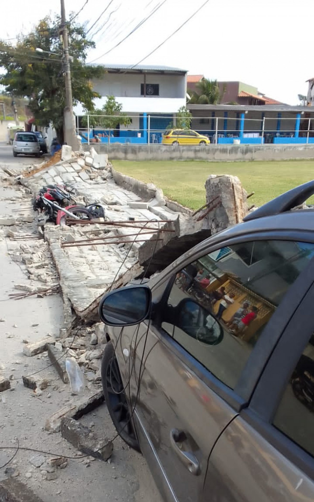 Ventos de 45km/h derrubam muro em São Pedro da Aldeia e causam estrago - Ludmila Lopes (RC24h)