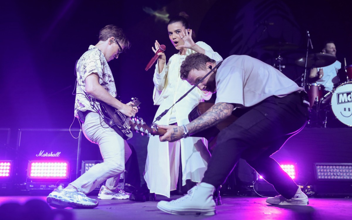 Manu Gavassi faz participa&ccedil;&atilde;o no show da banda McFly em S&atilde;o Paulo, na noite desta quarta-feira