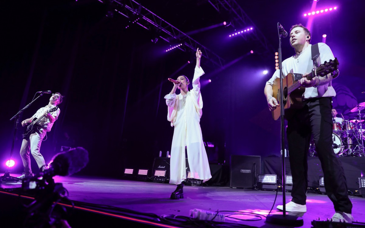 Manu Gavassi faz participa&ccedil;&atilde;o no show da banda McFly em S&atilde;o Paulo, na noite desta quarta-feira