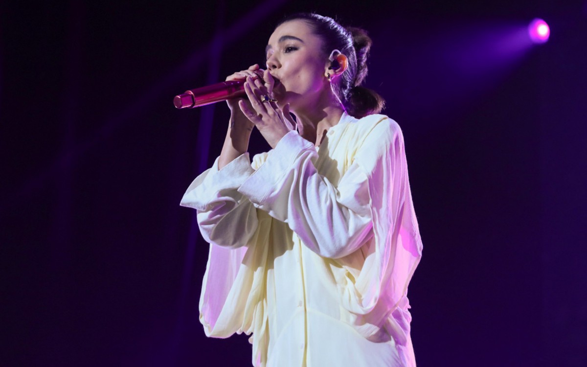 Manu Gavassi faz participa&ccedil;&atilde;o no show da banda McFly em S&atilde;o Paulo, na noite desta quarta-feira