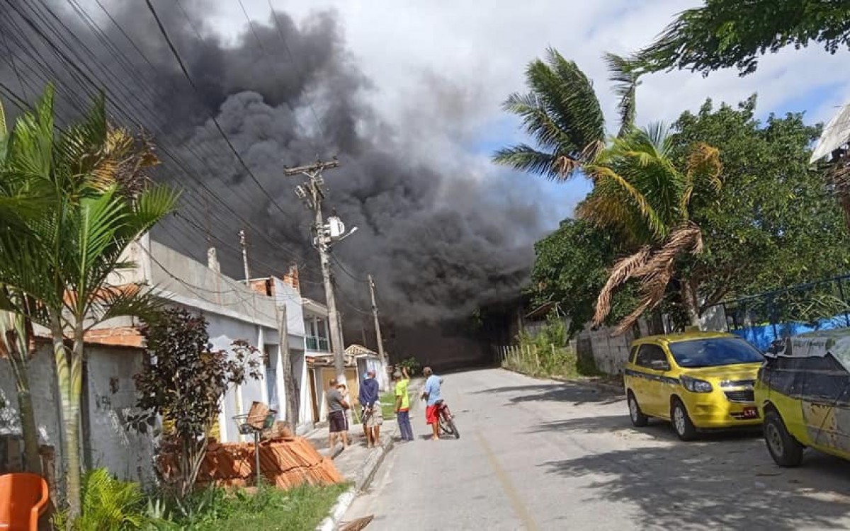 Incêndio atinge área de vegetação da Secretaria de Transportes de Araruama