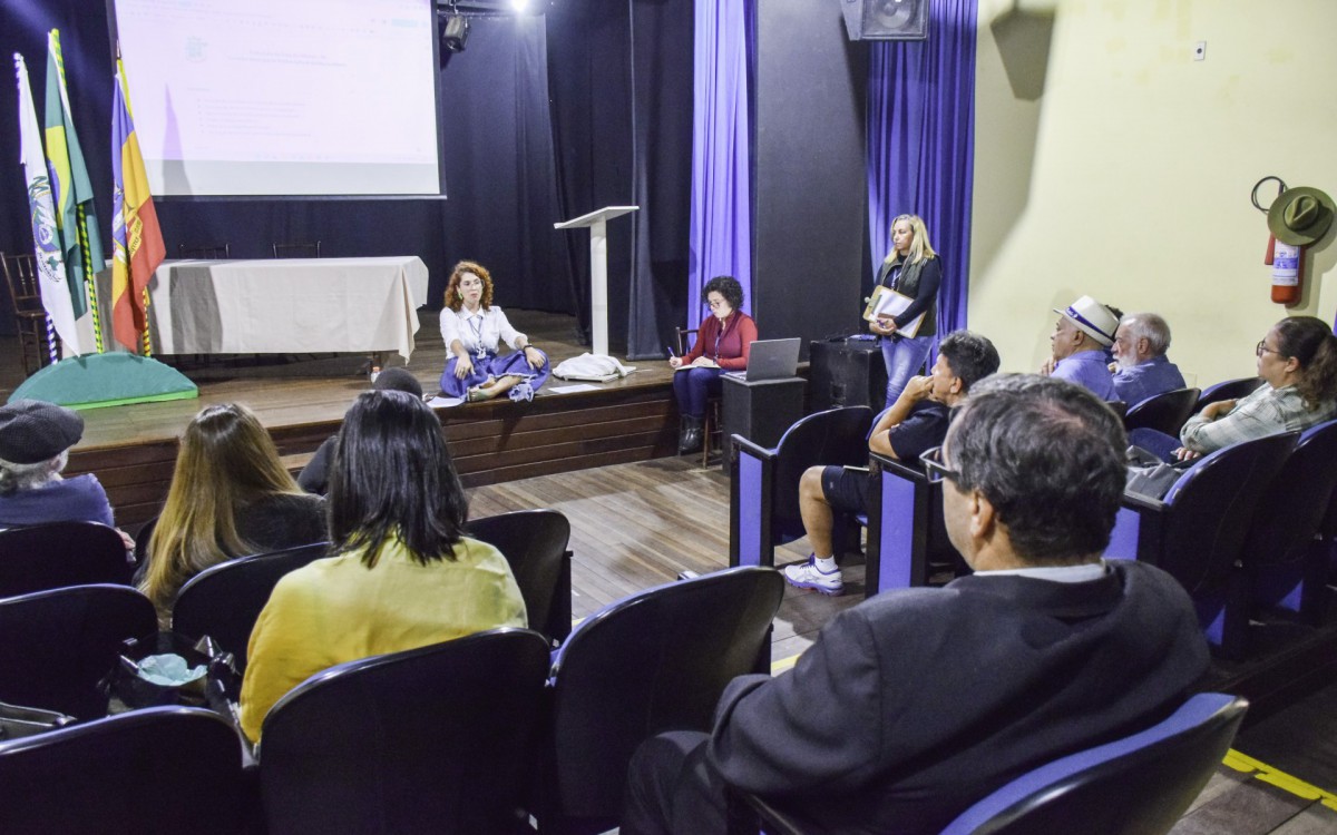 Nova secret&aacute;ria falou sobre seus projetos na reuni&atilde;o