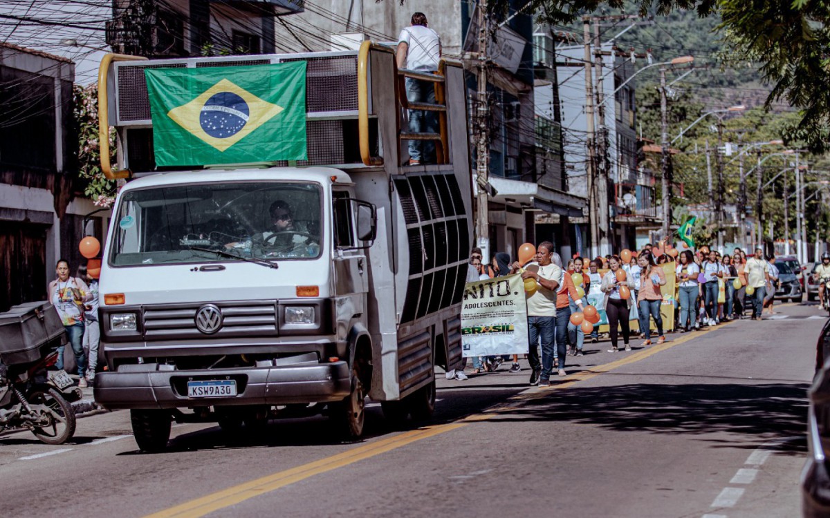 A caminhada seguiu pela principal via da cidade, a Avenida Dedo de Deus