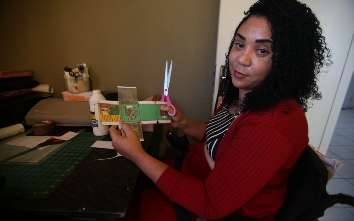 Rio,19/05/2022- NOVA IGUACU,MATERIA ESPECIAL, jovem que foi baleada na Baixada e ficou paraplegica, apos cinco anos da tragedia Michele dos Santos Sales retoma sua rotina junto a filha e familia. Na foto. Michele fazendo ornamentos para o dia dos professores.Foto: Cleber Mendes/Agência O Dia