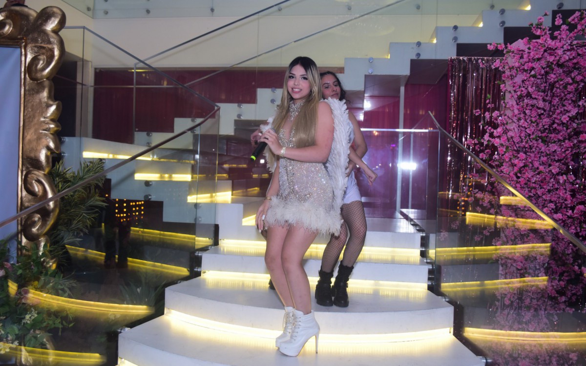 Melody se apresenta em sua festa de anivers&aacute;rio