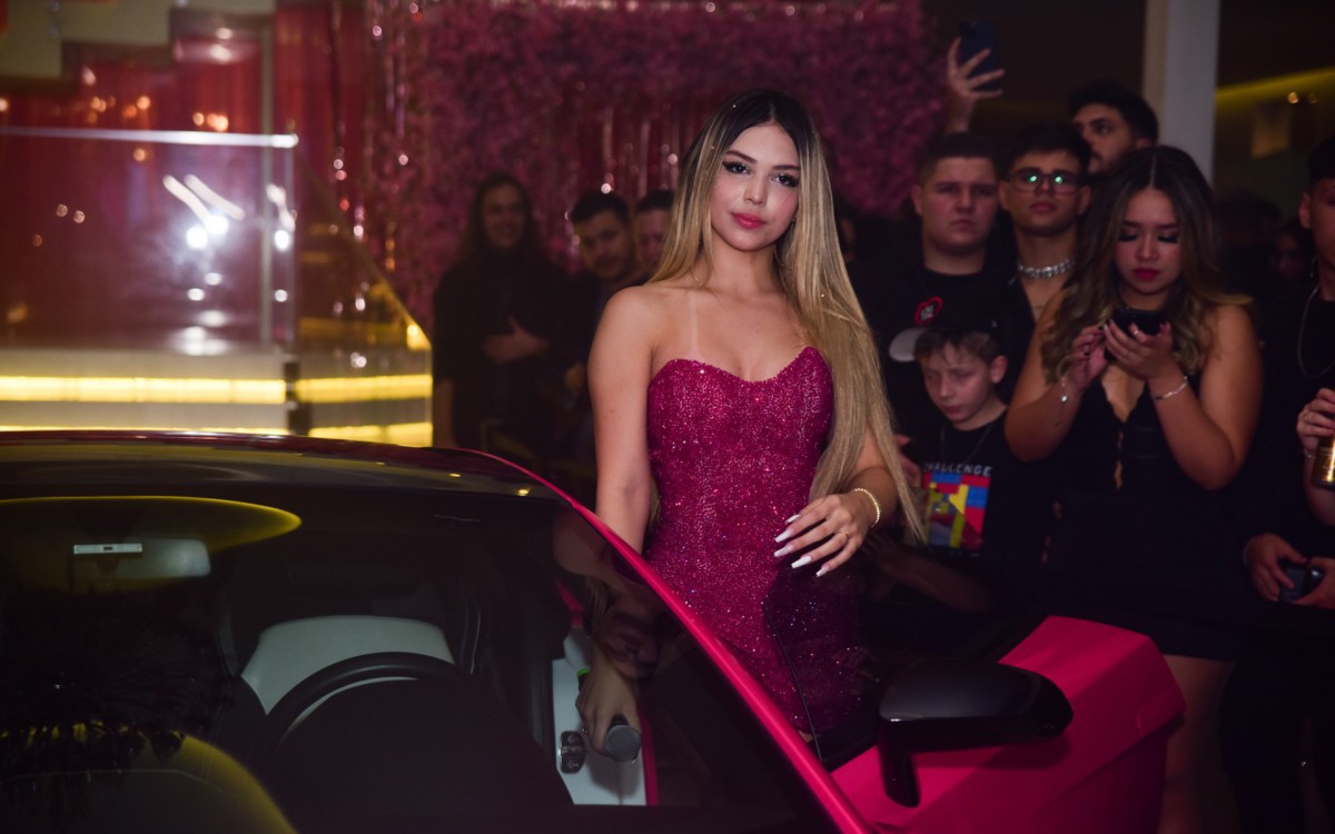 Melody ganha um carr&atilde;o de luxo por seu anivers&aacute;rio de 15 anos