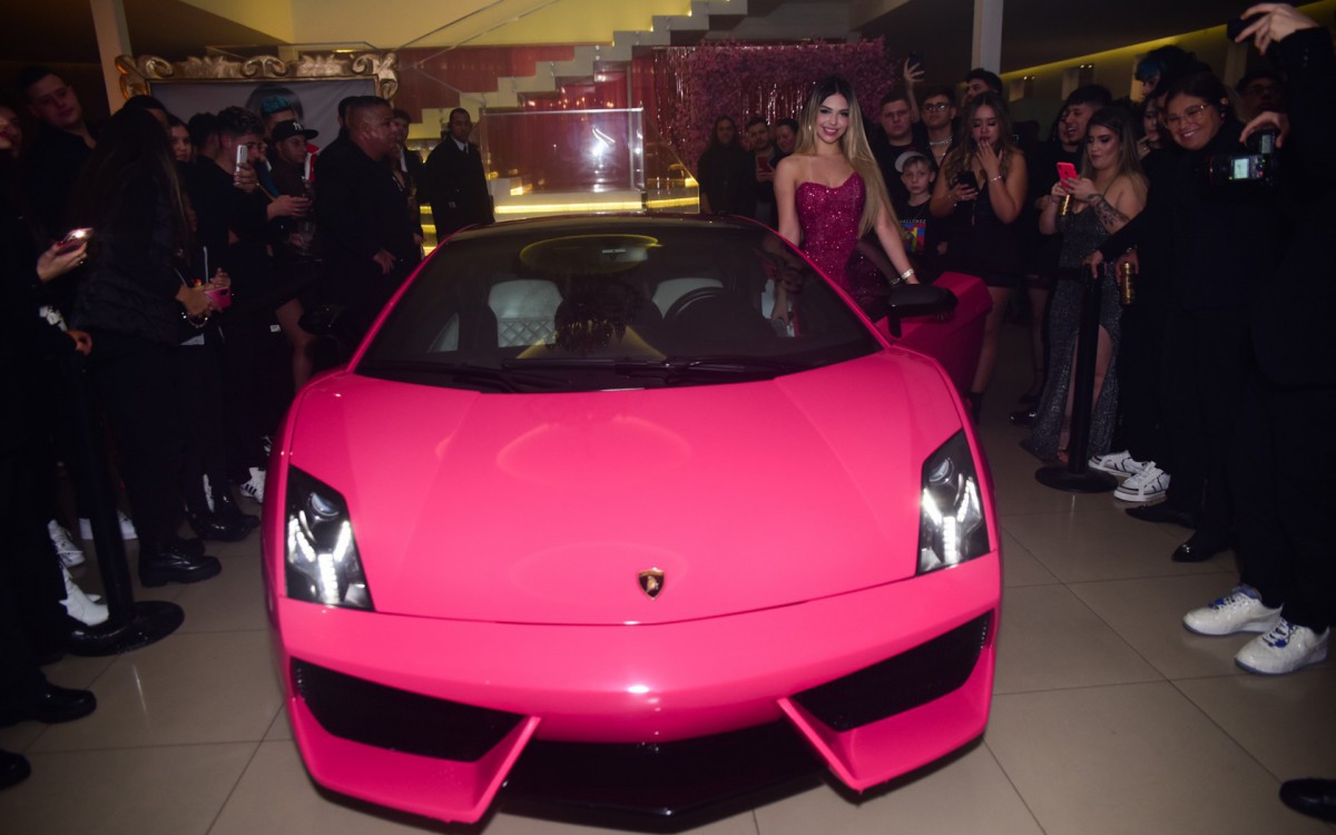 Melody ganha um carr&atilde;o de luxo por seu anivers&aacute;rio de 15 anos