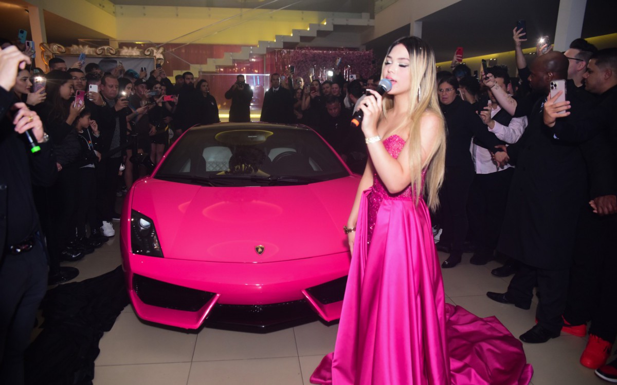 Melody ganha um carr&atilde;o de luxo por seu anivers&aacute;rio de 15 anos