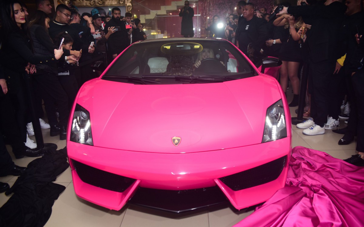 Melody ganha um carr&atilde;o de luxo por seu anivers&aacute;rio de 15 anos