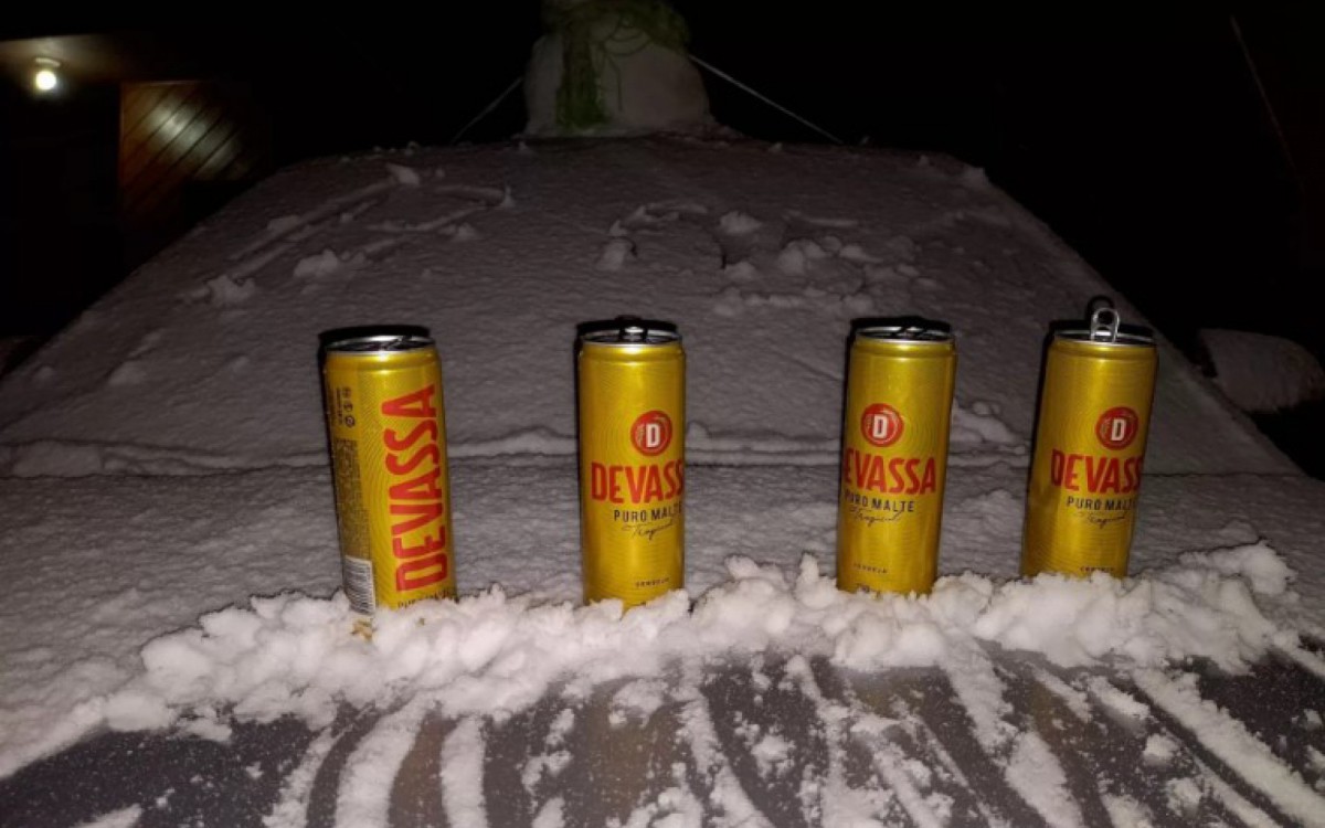 Casal usa neve para gelar cerveja em Urubici, Santa Catarina - Reprodução / Redes Sociais