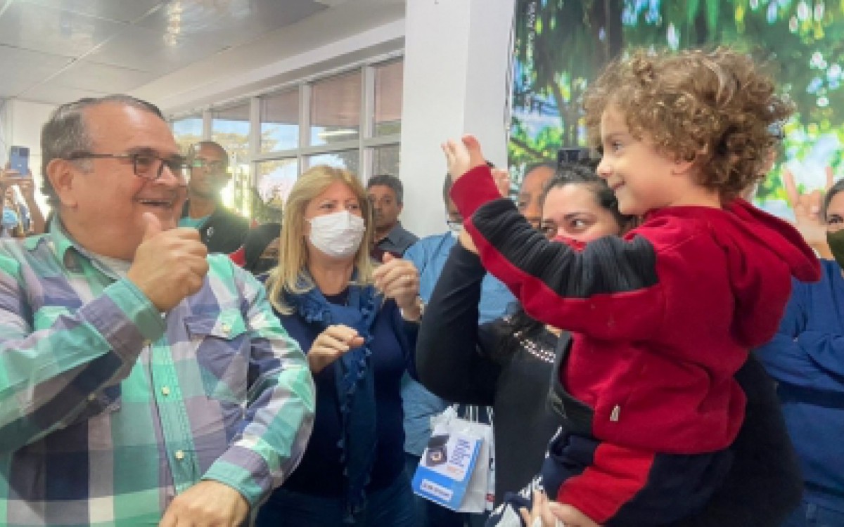 Prefeitura de Duque de Caxias distribui aparelhos auditivos - Divulga&ccedil;&atilde;o