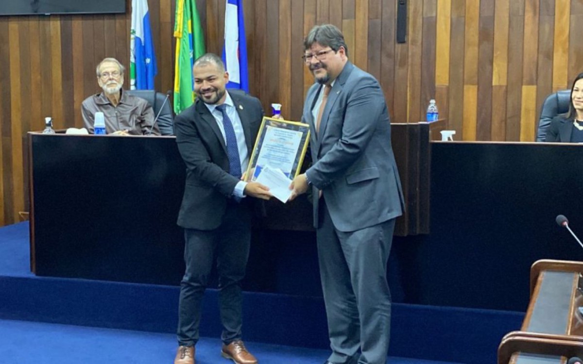 Procurador-Geral de Justi&ccedil;a &eacute; homenageado na C&acirc;mara Municipal de Cabo Frio
