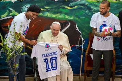 Ronaldinho e Daniel Alves têm encontro com Papa Francisco