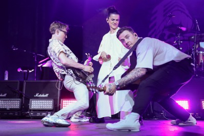 Manu Gavassi faz participação no show da banda McFly