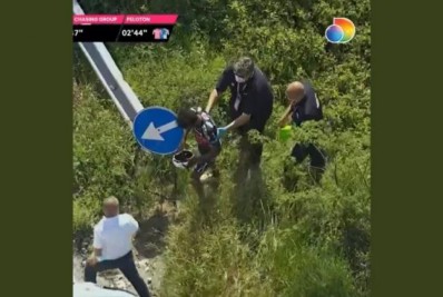 Vídeo: Ciclista perde controle durante corrida na Itália e cai em matagal