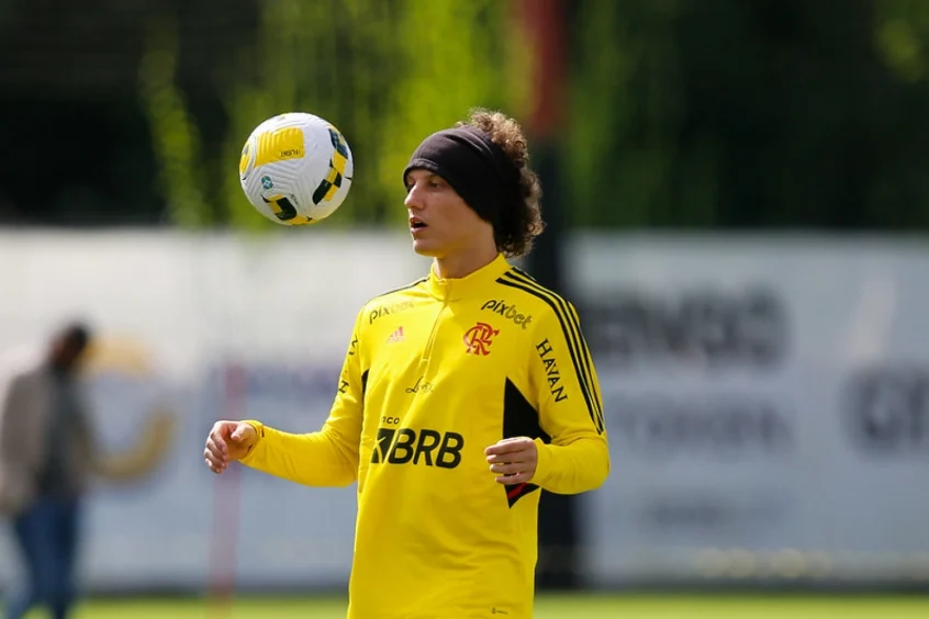 David Luiz volta a treinar com o elenco e deve estar de volta para o duelo contra o Goiás