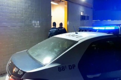 Homem é preso por atear fogo em morador em situação de rua de rua em Barra do Piraí