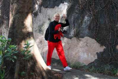 Apontanda como ex-affair de Deborah Secco, Maria Gadu passeia em São Conrado