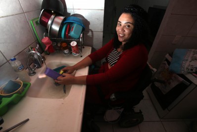 Vítima de tiro de fuzil sonha com nova cadeira de rodas motorizada