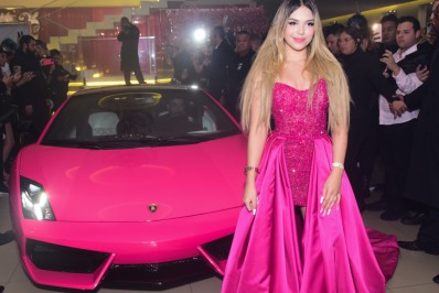 Melody comemora 15 anos com festão e ganha carro de R$ 1,3 milhão