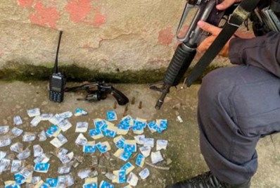 Operação na Chatuba de Mesquita termina com dois presos e drogas apreendidas