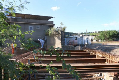 Construção do pontilhão rodoviário sobre o Córrego Cotiara avança em Barra Mansa