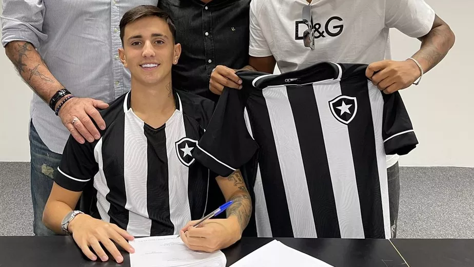 Aos 16 anos, atacante assina contrato profissional com o Botafogo, e terá multa de R$ 246 milhões