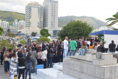  Ana Júlia Mathias, de 22 anos, é enterrada no Cemitério Municipal de Nova Iguaçu, na Baixada Fluminense - Sandro Vox / Agência O Dia