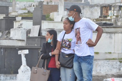  Ana Júlia Mathias, de 22 anos, é enterrada no Cemitério Municipal de Nova Iguaçu, na Baixada Fluminense - Sandro Vox / Agência O Dia