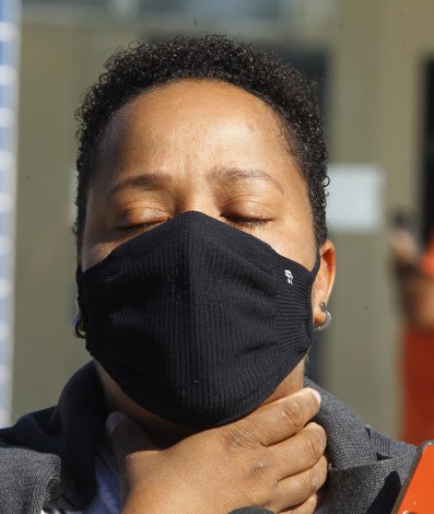 Policia - Familiares da professora Ana julia Mathias, vitima de feminicidio, esteve hoje no IML de Nova Iguaçu, para liberaçao do corpo. Ana teria sido morta pelo proprio marido e enterrada em um comodo da casa que estaria em obras. Na foto, Juliana Mathias Thurler, tia da vitima. - Reginaldo Pimenta / Agencia O Dia