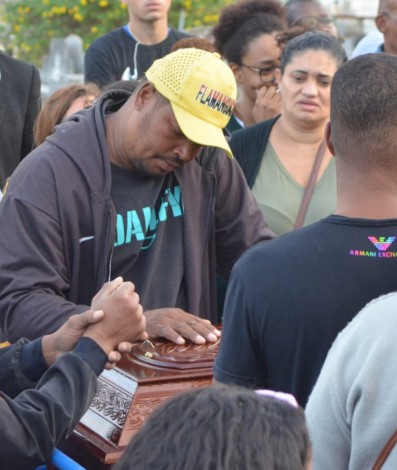 Sepultamento da Professora Júlia, no cemitério Municipal de Nova Iguaçu - Sandro Vox