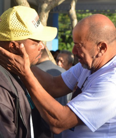  Ana Júlia Mathias, de 22 anos, é enterrada no Cemitério Municipal de Nova Iguaçu, na Baixada Fluminense - Sandro Vox / Agência O Dia
