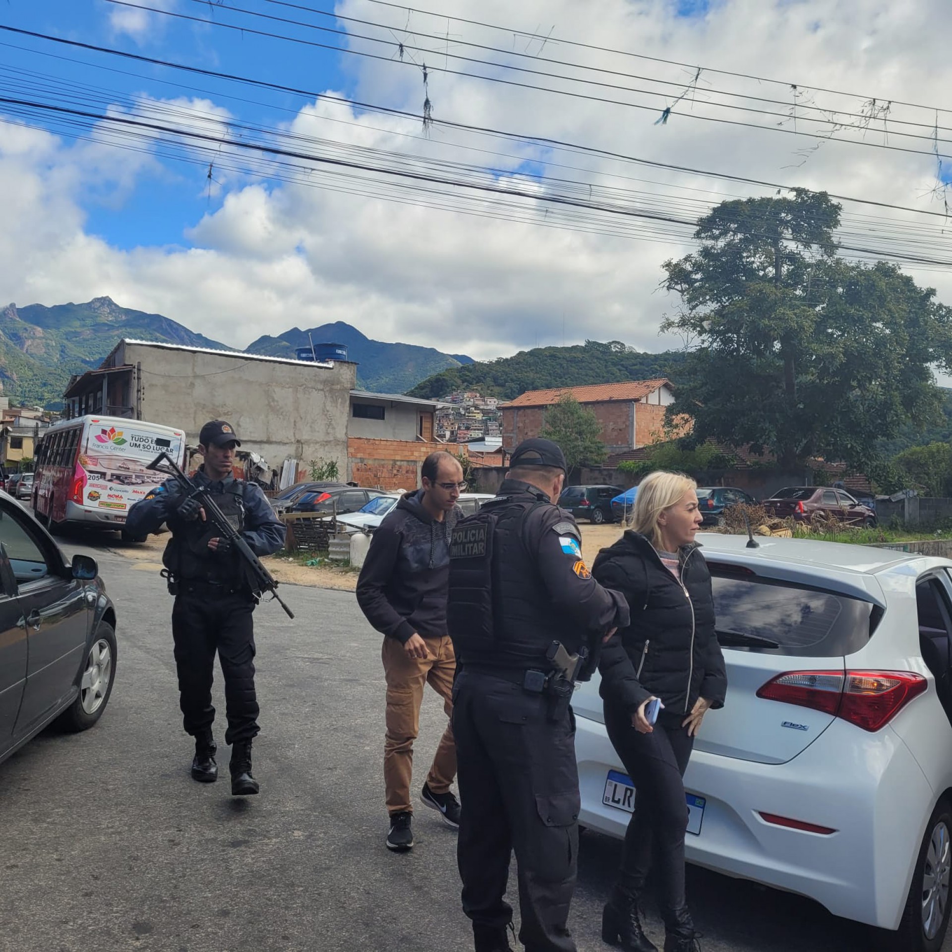 Equipes do 30ºBPM abordaram vários veículos em busca de armas e drogas - Andréa Brito