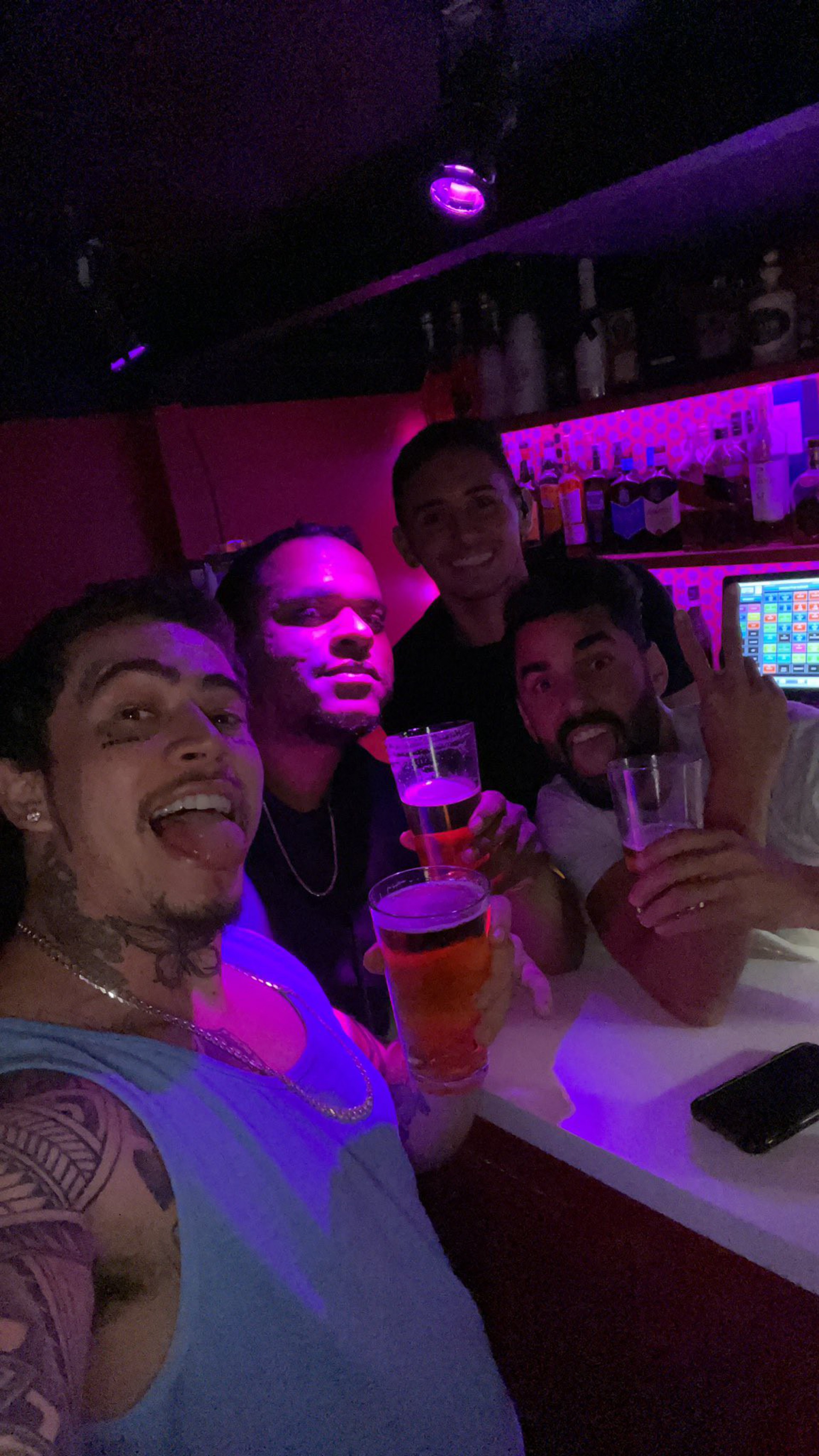 Whindersson Nunes posa com fã brasileiro que encontrou em bar na Espanha - Reprodução/Twitter