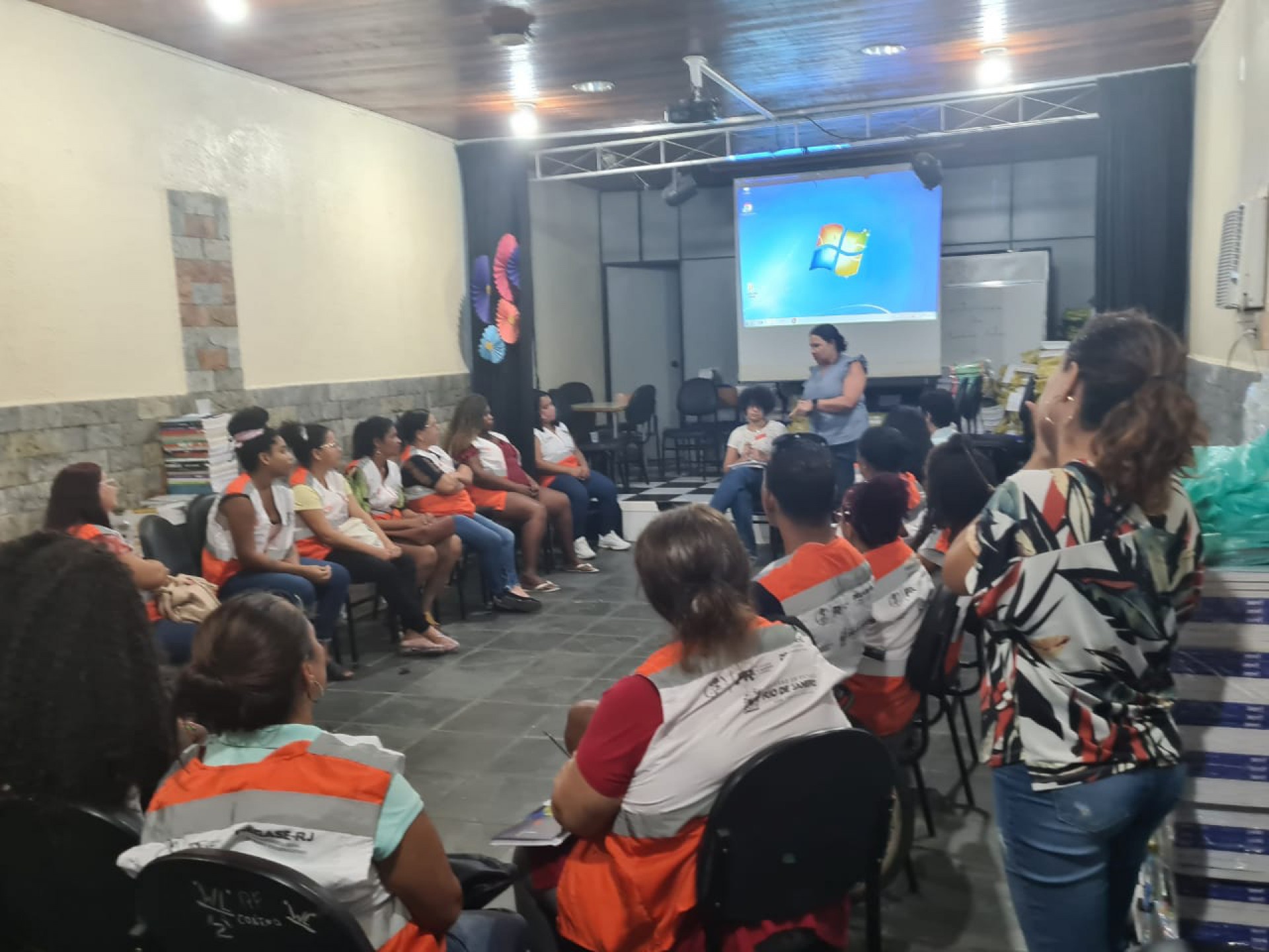 Evangelina Andrade amigo, A diretora da Cecel do Degase, Evangelina Andrade, com os familiares dos jovens em medidas socioeducativas - Divulga&ccedil;&atilde;o