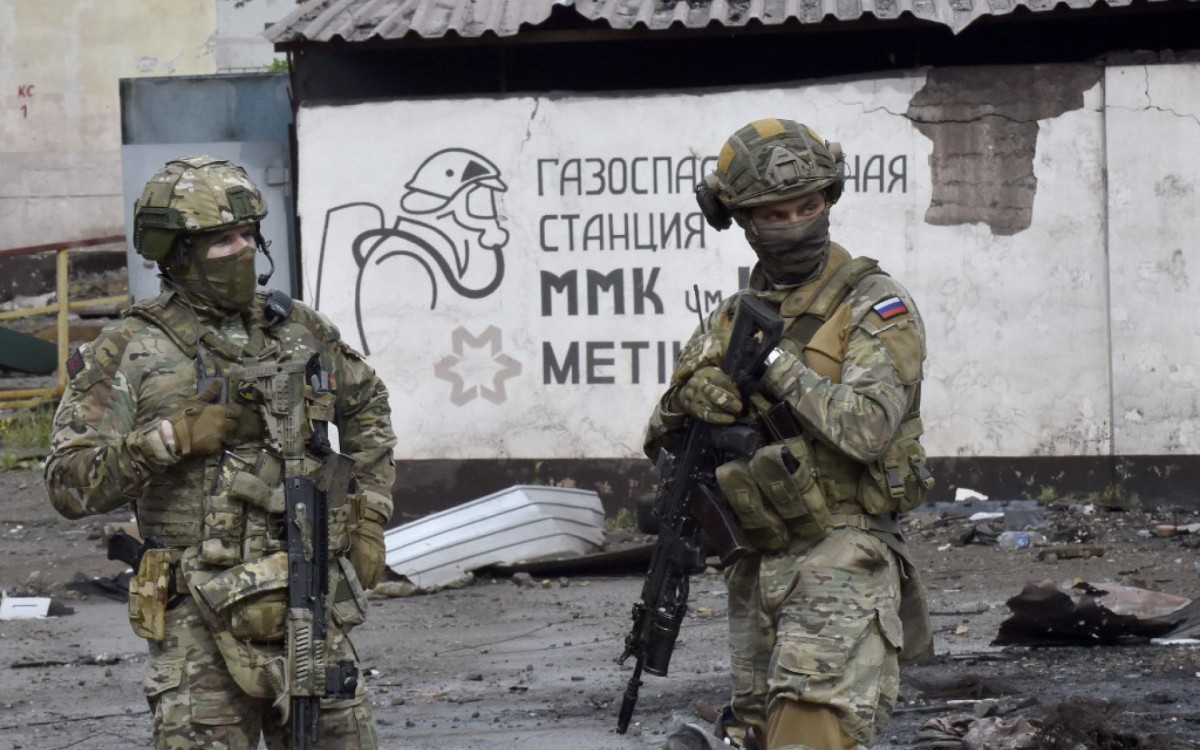 Exército russo nas ruas de Mariupol - OLGA MALTSEVA / AFP