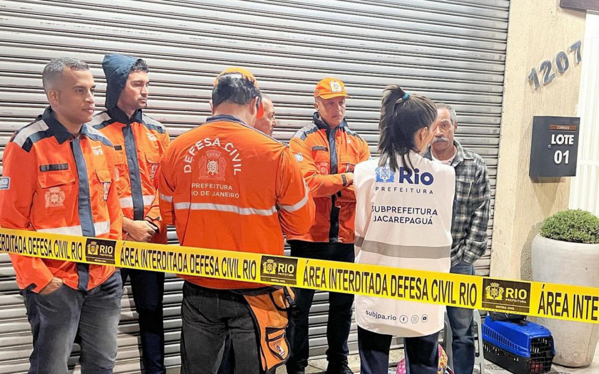 Agentes da Defesa Civil estiveram no local para averiguar a situação do prédio