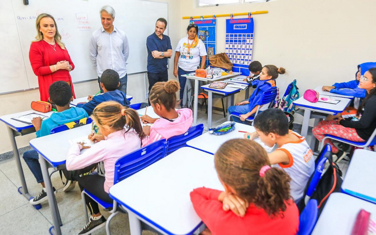 Alessandro Molon, ao lado da deputada Daniela do Waguinho e do secret&aacute;rio de Educa&ccedil;&atilde;o, Denis Macedo, visitaram a Escola Municipal Jos&eacute; Mariano dos Passos
