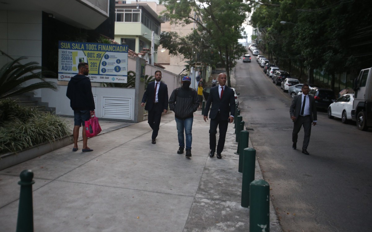 Bombeiro que atirou em atendente de uma lanchonete, se entrega na 32 DP, na Taquara, nesta sexta-feira(20). Foto: Cl&eacute;ber Mendes/Ag&ecirc;ncia O Dia. 
Paulo C&eacute;sar de Souza Albuquerque chegando na DP