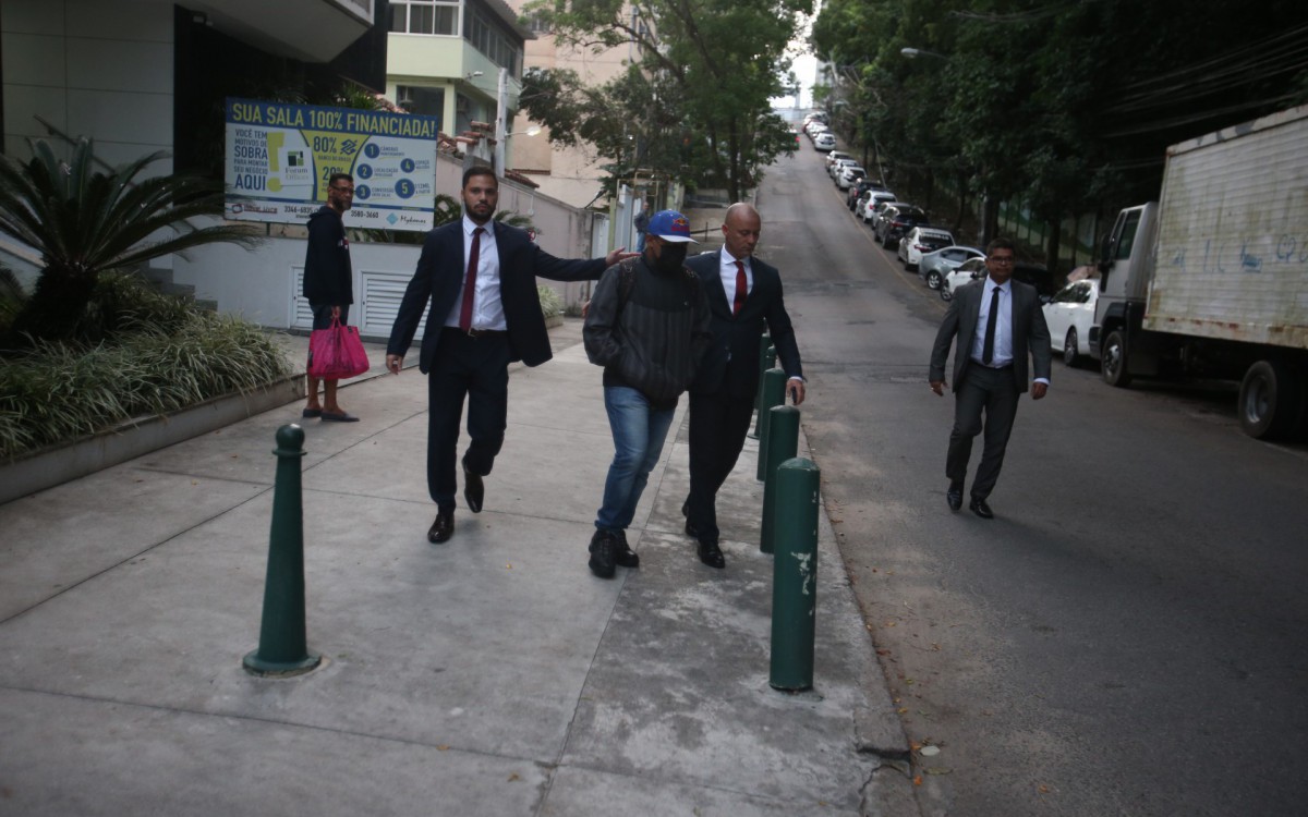 Bombeiro que atirou em atendente de uma lanchonete, se entrega na 32 DP, na Taquara, nesta sexta-feira(20). Foto: Cl&eacute;ber Mendes/Ag&ecirc;ncia O Dia. 
Paulo C&eacute;sar de Souza Albuquerque chegando na DP